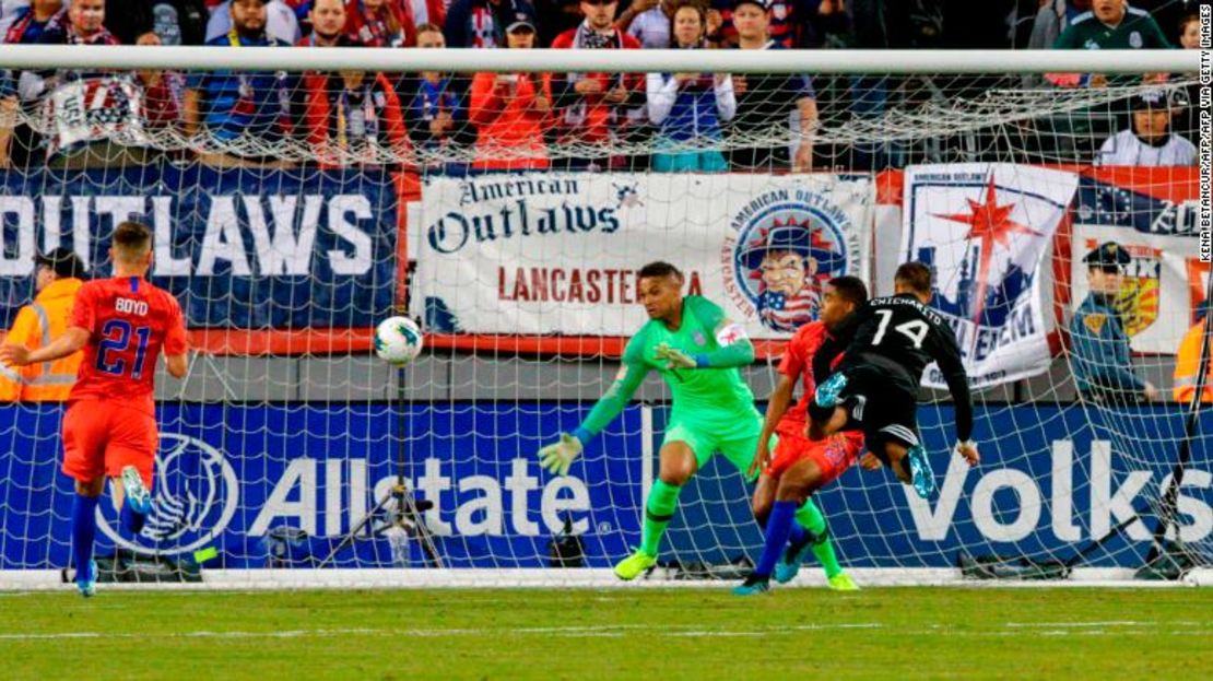 Hernández anota en un juego de la selección mexicana contra Estados Unidos.