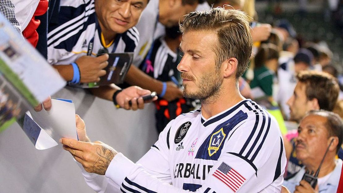 David Beckham firma autógrafos tras un partido del Galaxy de Los Ángeles en 2012.