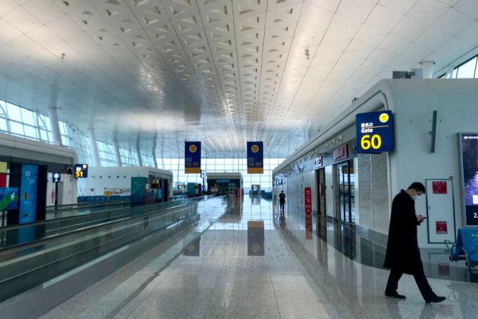 El número de pasajeros del aeropuerto en 2018 superó los 24 millones y se esperaba que llegara a 29 millones en 2019. Los medios de transporte masivos permanecen cerrados en Wuhan hasta nuevo aviso. / LEO RAMIREZ/AFP via Getty Images