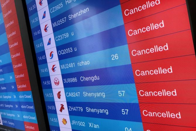 Todos los boletos de tren dentro y fuera de Wuhan también fueron suspendidos, mientras que varias aerolíneas internacionales han cancelado los vuelos a la ciudad. / LEO RAMIREZ/AFP via Getty Images