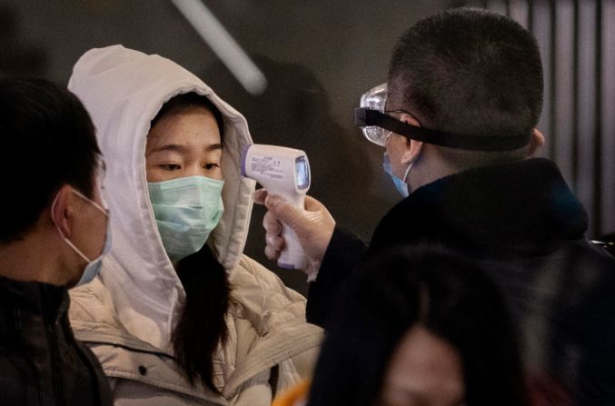 Los expertos en salud chinos confirmaron que el virus se transmite rápidamente de persona a persona. / Kevin Frayer/Getty Images