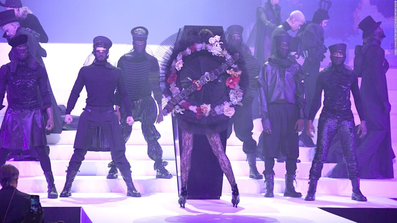 CNNE 764115 - gaultier sorprende con coleccion inspirada en su funeral