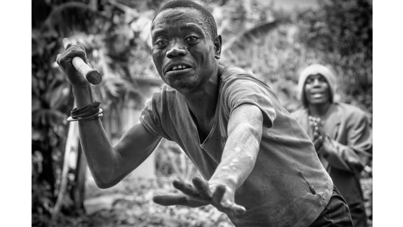 Ganadora principal de los premios Mejor Fotógrafo de Viajes 2019: Katy Gómez Catalina, de España, fue nombrada la ganadora principal de la competencia debido a sus impresionantes imágenes, como esta fotografía de miembros de la tribu de pigmeos Batwa en el lago Mutanda, Uganda. Desliza para ver al resto de los ganadores de este año. Advertencia: hay imágenes explícitas que algunos lectores pueden considerar perturbadoras.  Mira la galería →