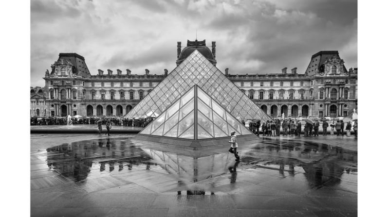 Ganadora principal de los premios Mejor Fotógrafo de Viajes 2019: esta imagen del Museo del Louvre en París durante un día lluvioso también fue tomada por Gómez Catalina. “Estaba lloviendo y las personas formaron una fila perfecta para entrar al Museo del Louvre”, relató. "La única nota dinámica de la escena fue un niño que cruzó corriendo”, añadió.