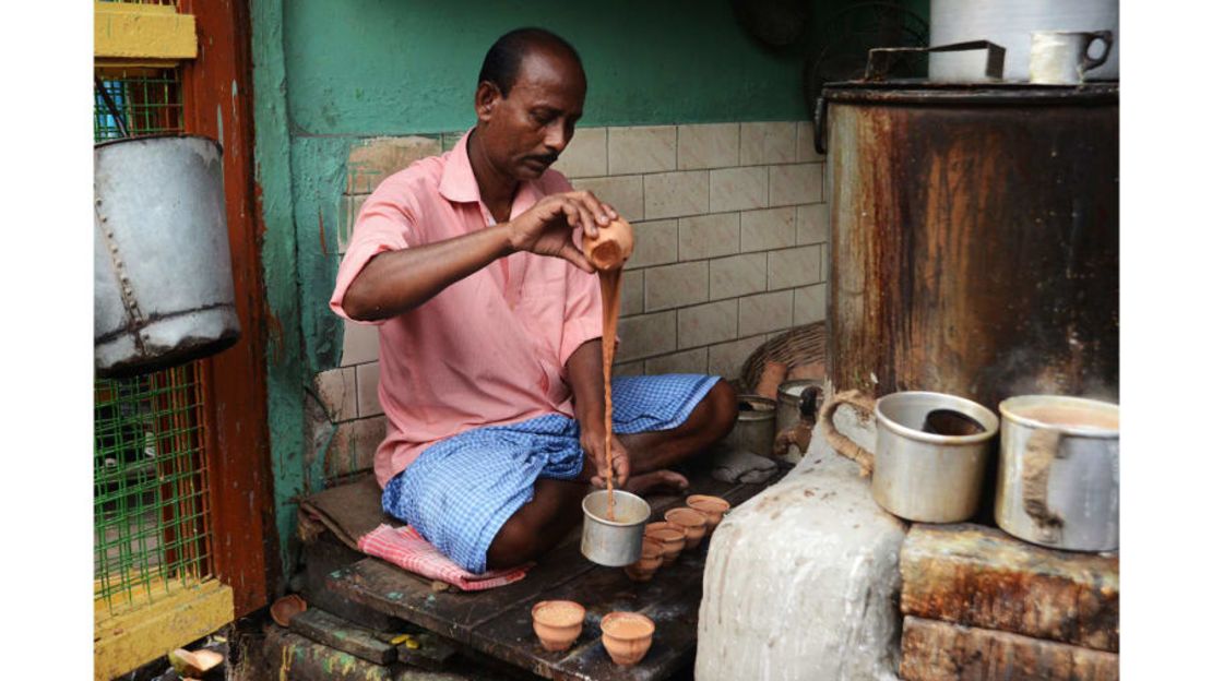 Ganador principal en la categoría para jóvenes fotógrafos: Indigo Larmour, de apenas 11 años, se llevó el premio en esta categoría. La imagen de un hombre bebiendo té chai en Kolkata, India, es una de las muchas que tomó mientras viajaba con su familia.