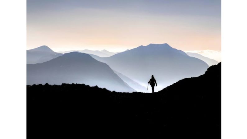 Ganador, mejor imagen individual en la categoría El arte de viajar: esta fotografía de una persona solitaria caminando en Highlands, Escocia, tomada por Geoff Shoults, de Gran Bretaña, se destacó en la categoría.