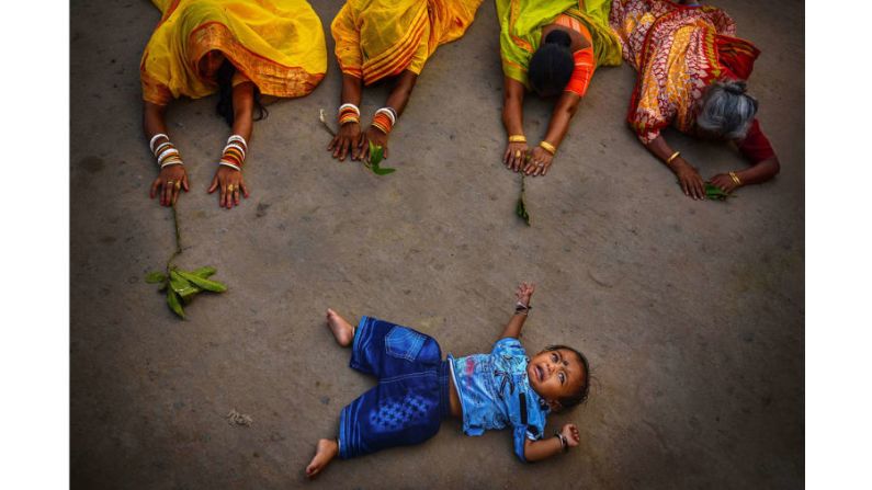 Ganador, mejor imagen individual en la categoría Personas y culturas: Debdatta Chakraborty, de India, tomó esta fotografía durante el festival Chhath del país.