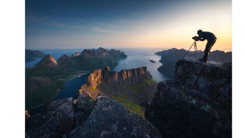 Reconocimiento, categoría Emociones y aventuras: el portafolio de Marco Grassi presentó esta imagen tomada en la cima de uno de los picos más altos de la isla de Senja en Noruega.