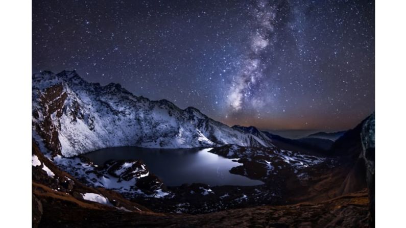 Segundo lugar, categoría Del anochecer al amanecer: Yevhen Samuchenko, de Ucrania, fue finalista en esta categoría gracias a esta fotografía del lago Gosaikunda en el Himalaya, Nepal.  Ganador, categoría Océanos, mares, ríos, lagos: Ignacio Palacios tomó la imagen del Parque Nacional dos Lençóis Maranhenses, en Brasil, desde una avioneta.