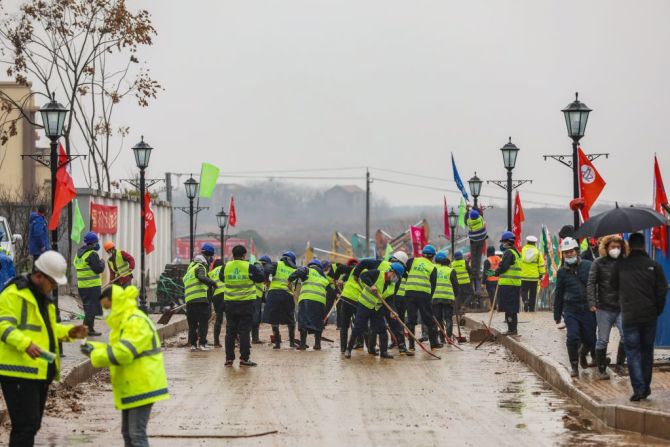 Obreros trabajan en la provincia de Hubei en la construcción del hospital que tratará a los afectados por el coronavirus.