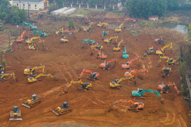 Autoridades en China construyen un hospital de neumonía en Wuhan para tratar a los cientos de personas afectadas por el coronavirus mortal en esa ciudad. Photo by STR / AFP) / China OUT.