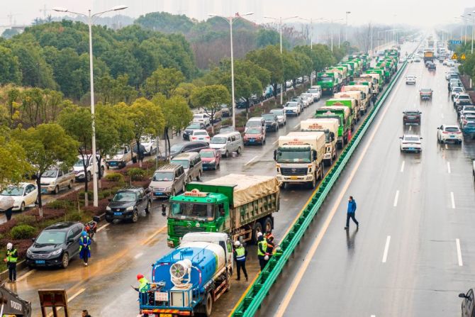 Fila de camiones para entrar a la construcción del hospital en Wuhan.