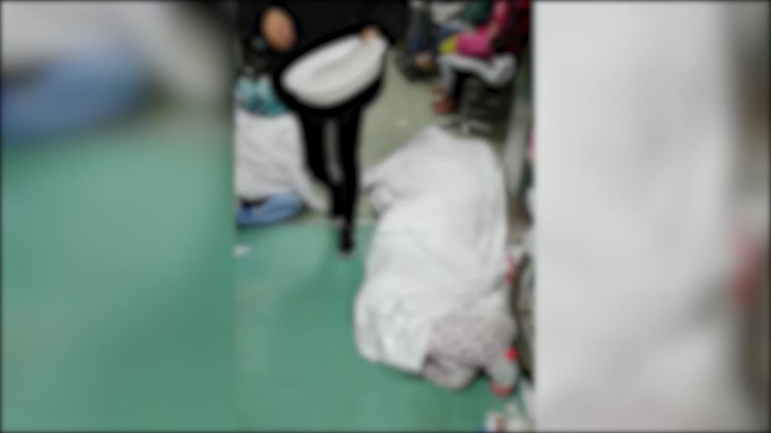 Imágenes de pacientes muertos en el suelo del pasillo del hospital de la Cruz Roja en Wuhan.