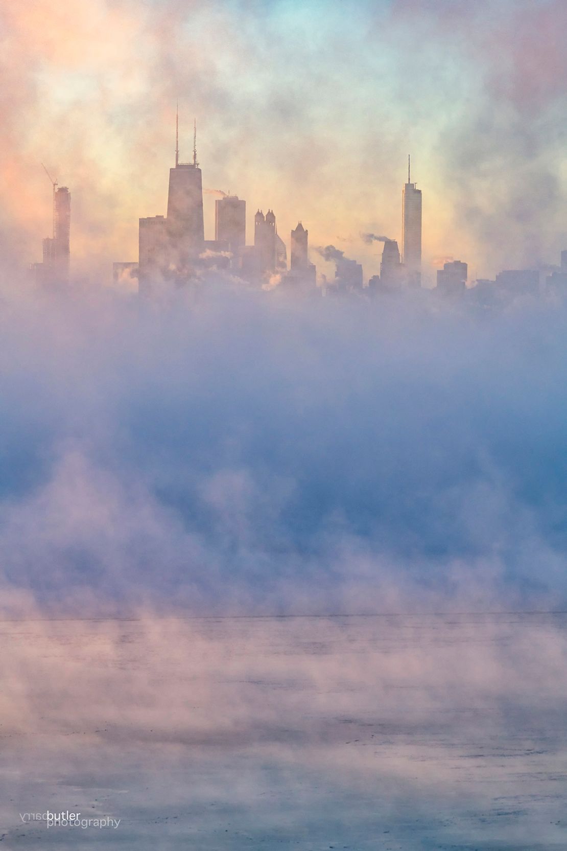 Un momento único. El amanecer durante el vórtice polar, el vapor del lago y una sensación térmica de -47 °C