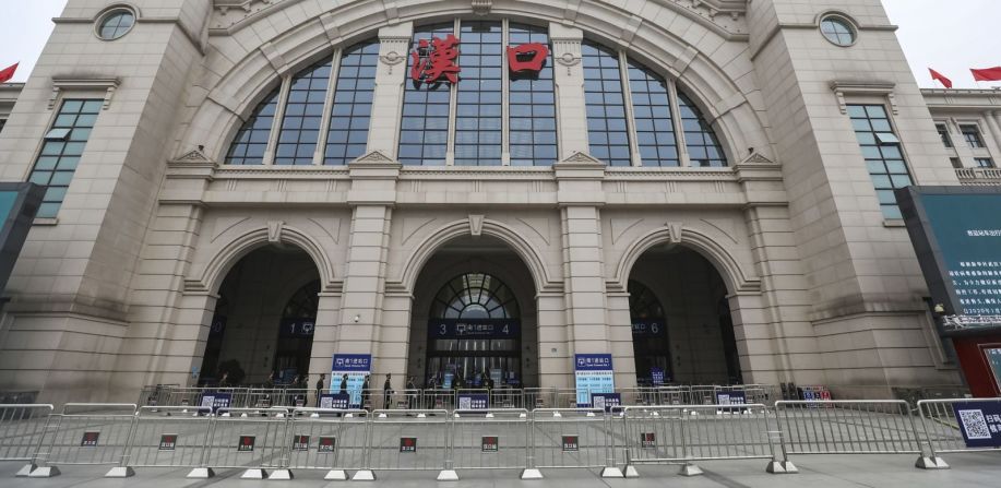 Barreras bloquean el acceso a la estación de ferrocarril de Hankou en Wuhan, provincia de Hubei, el jueves 23 de enero. La estación fue cerrada en un esfuerzo sin precedentes por tratar de contener el coronavirus en medio de los viajes del Año Nuevo Lunar.