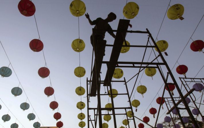 Un trabajador ordena faroles los faroles para el Año Nuevo Lunar en el templo Maitreya en Medan, Sumatra Septentrional, Indonesia. Las comunidades chinas en el país musulmán más poblado del mundo se preparan para el comienzo del año de la rata.