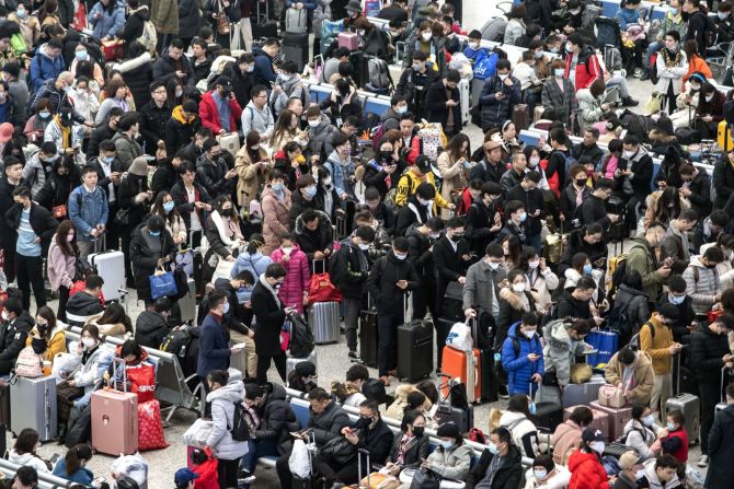 Multitudes de viajeros esperan su transporte en la estación de tren de alta velocidad de Hongqiao en Shanghai el miércoles 22 de enero.