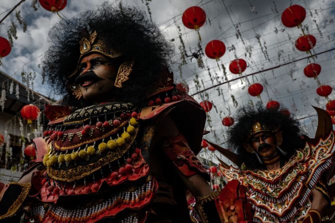 Un colorido desfile se realiza durante el festival Grebeg Sudiro el domingo 19 de enero en Solo, Java Central, Indonesia. El evento se celebra como preludio del Año Nuevo Chino.