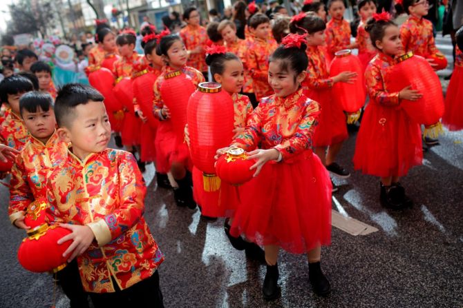 Niños sostienen faroles mientras participan en un desfile que da inicio a las celebraciones del Año Nuevo Chino en Lisboa, Portugal, el sábado 18 de enero.