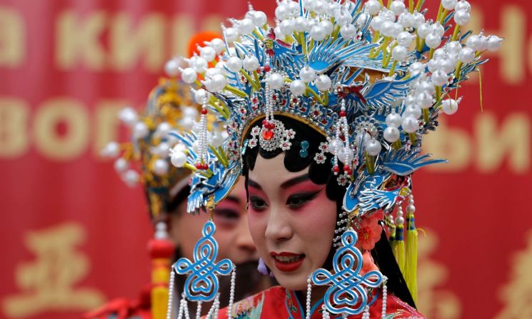 Un artista que viste un traje tradicional chino asiste a las festividades en Belgrado, Serbia, el sábado 18 de enero.