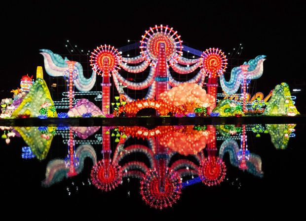 Así se ven las luces de un espectáculo en la montaña Qingxiu en Nanning, región autónoma Zhuang de Guangxi, sur de China, el viernes 17 de enero.