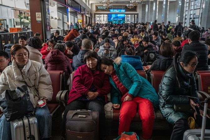 Pasajeros chinos esperan junto a su equipaje antes de abordar los trenes para el Año Nuevo Lunar, o Festival de Primavera, en la estación de Beijing, el viernes 10 de enero.