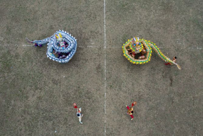 Los artistas populares realizan una danza del dragón en Langzhong, en la provincia china de Sichuan, el sábado 18 de enero.