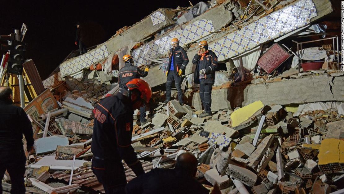 Equipos de rescate y la policía de Turquía trabajan en un edificio derrumbado tras un terremoto de 6,7 de magnitud en Elazig, el 24 de enero de 2020.