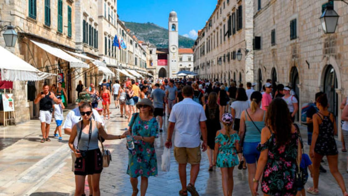 Dubrovnik está reduciendo los puestos de souvenirs y los asientos al aire libre. Savo Prelevic/AFP/Getty Images