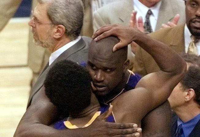 El jugador de los Lakers, Shaquille O'Neal, a la derecha, abraza a su compañero de equipo Bryant el 14 de junio de 2000, después de que los Lakers vencieron a los Indiana Pacers en el juego cuatro de las Finales de la NBA en Conseco Fieldhouse en Indianápolis. Los Lakers ganaron el juego 120-118 para tomar una ventaja de 3-1 en la serie de siete juegos.