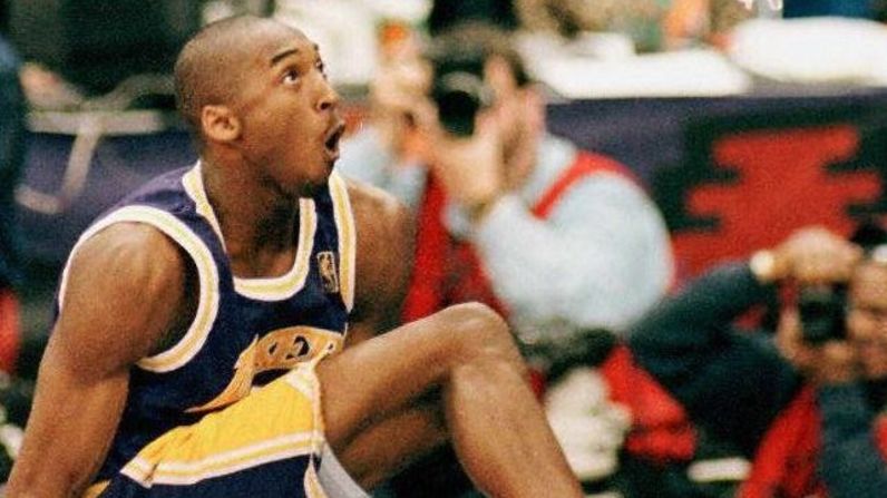Bryant hace una maniobra durante el concurso de la NBA Slam Dunk el 8 de febrero de 1997, en el Gund Arena de Cleveland. Bryant es el jugador más joven en ganar el concurso.