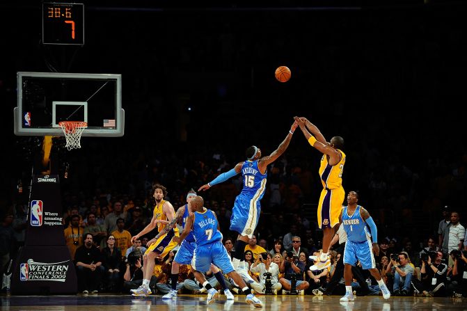 Bryant lanza un tiro sobre Carmelo Anthony, No. 15 de los Denver Nuggets, en una de las Finales de la Conferencia Oeste durante los Playoffs de la NBA 2009 en el Staples Center el 19 de mayo de 2009. Los Lakers derrotaron a los Nuggets 105-103.