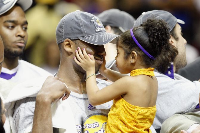 Bryant sostiene a su hija, Gianna, después de que los Lakers derrotaron al Orlando Magic en las Finales de la NBA el 14 de junio de 2009.