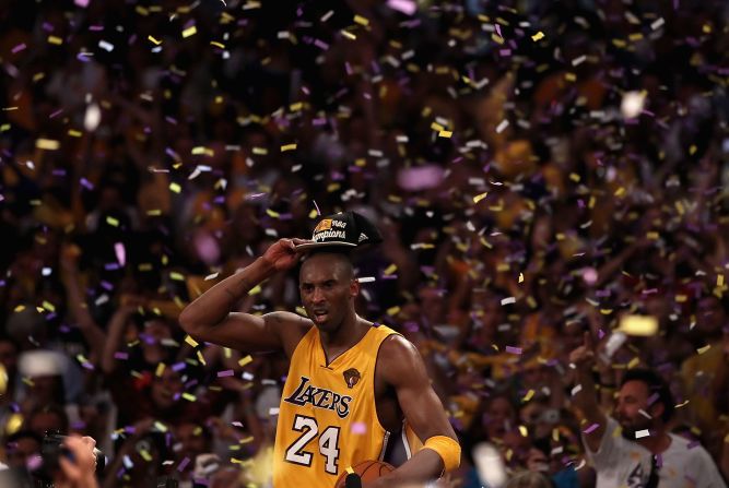 Bryant celebra después de ganar el campeonato de las Finales de la NBA 2010 en junio de ese año.