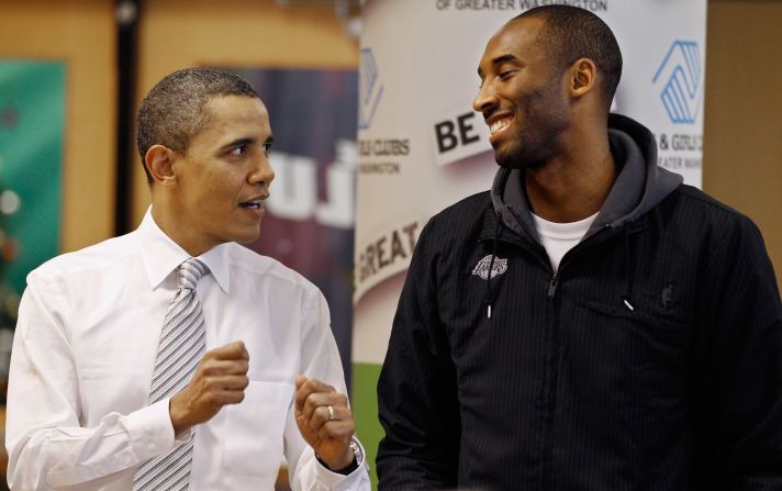El presidente de Estados Unidos entonces, Barack Obama, conversa con Bryant en un Boys and Girls Club en Washington el 13 de diciembre de 2010. Obama dio la bienvenida a los Lakers para honrar su temporada 2009-2010 y su segundo campeonato consecutivo en la NBA.