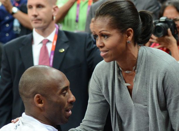 La exprimera dama de Estados Unidos, Michelle Obama, abraza a Bryant después del juego de Estados Unidos contra Francia, en los Juegos Olímpicos el 29 de julio de 2012.