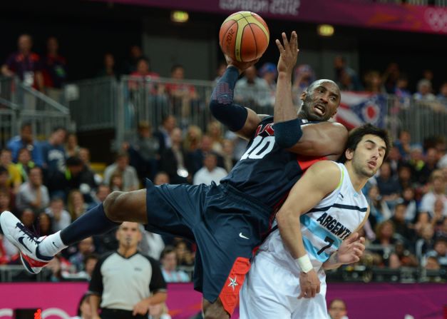 Bryant choca contra el jugador argentino Leonardo Gutiérrez, durante el partido de la ronda preliminar de baloncesto masculino de EE.UU. en los Juegos Olímpicos de Londres el 6 de agosto de 2012.