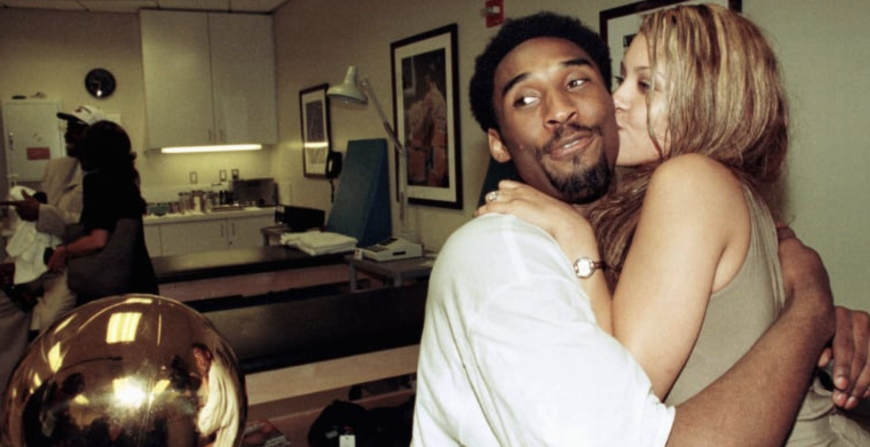 Bryant abraza a su prometida, Vanessa Laine, mientras está en el vestuario después de que los Lakers derrotaron a los Indiana Pacers en el sexto juego de las Finales de la NBA 2000 para ganar la serie 4-2, el 19 de junio de 2000, en Los Ángeles. Bryant luego se casó con Laine, y tienen dos hijos.
