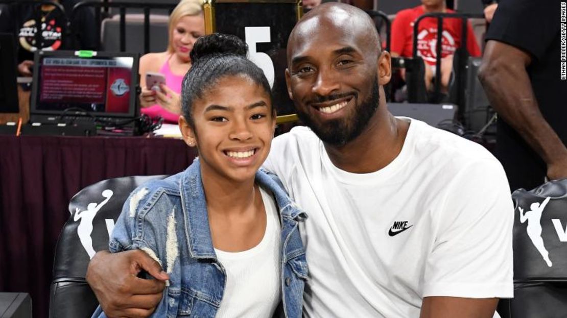 Gianna Bryant y su padre, el exjugador de la NBA Kobe Bryant, asisten al Juego de Estrellas 2019 de la WNBA en el Mandalay Bay Events Center en Las Vegas.