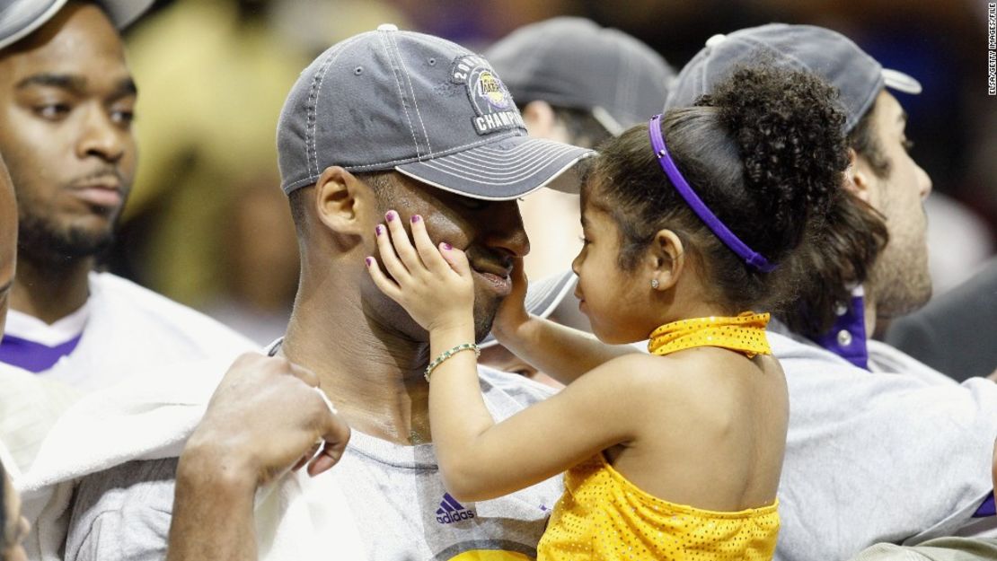 Kobe Bryant alza a su hija Gianna, después de que los Lakers derrotaran al Orlando Magic en el Juego 5 de las Finales de la NBA 2009, en el Amway Arena de Orlando.