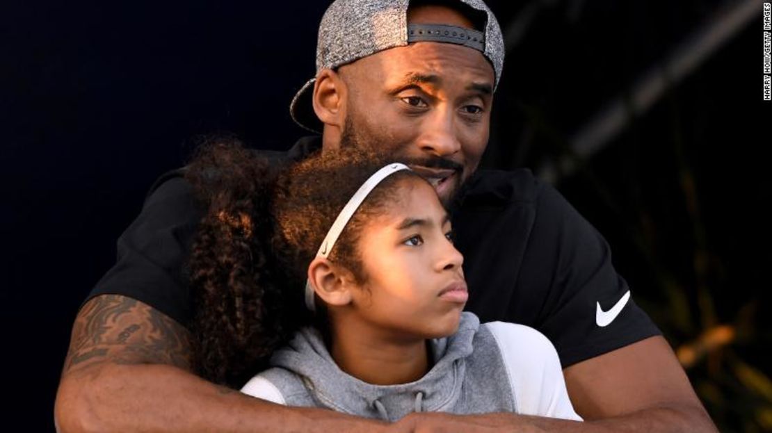 Kobe Bryant y su hija Gianna observan el día 2 del Campeonato Nacional de Natación Phillips 66 en el Centro Acuático Woollett el 26 de julio de 2018 en Irvine, California.