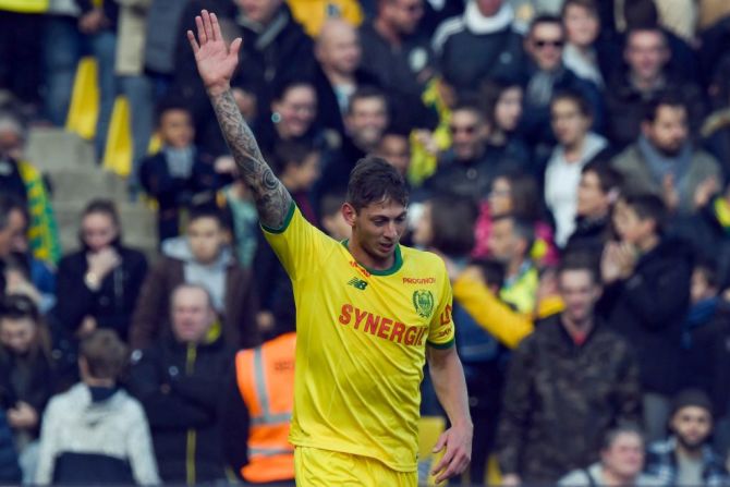 El avión en el que volaba el futbolista argentino Emiliano Sala cayó en el mar entre Francia e Inglaterra el 21 de enero de 2019. Su cuerpo fue identificado el 7 de febrero de ese año.