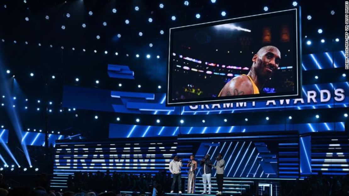 La cantante y compositora Alicia Keys y el grupo Boyz II Men cantan en memoria de la leyenda de la NBA Kobe Bryant durante la 62 Entrega Anual de los Premios Grammy el 26 de enero de 2020, en Los Ángeles. (Photo by Robyn Beck / AFP)