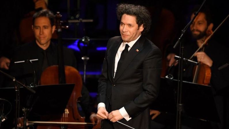 El venezolano Gustavo Dudamel, director de la Orquesta Filarmónica de Los Ángeles, ganó el premio a mejor actuación de una orquesta.