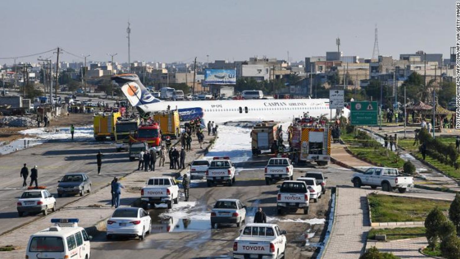 Un avión de Caspian Airlines aterrizó en una carretera después de salirse de la pista en Mahshahr, Irán, el 27 de enero de 2020.