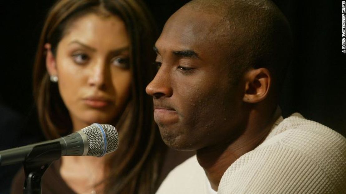 Kobe Bryant y su esposa Vanessa asisten a una conferencia de prensa el 18 de julio de 2003 en Los Ángeles, California, donde él proclamó su inocencia frente la presunta violación de una mujer de 19 años.