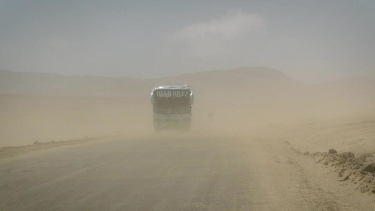 CNNE 765892 - "paracas", una insolita lluvia de arena en peru