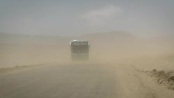 CNNE 765892 - "paracas", una insolita lluvia de arena en peru