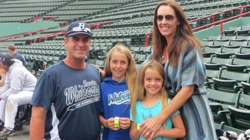 El entrenador de béisbol del Orange Coast College John Altobelli, su esposa, Keri y su hija Alyssa (derecha) estaban a bordo del helicóptero, dijo el hermano de Altobelli, Tony Altobelli.