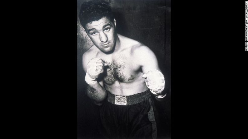 En agosto de 1969, el ex campeón mundial de peso pesado Rocky Marciano murió en un accidente aéreo cerca de Newton, Iowa. Tenía 45 años. El piloto y otro pasajero también murieron. Marciano había anunciado su retiro en 1956, diciendo que quería pasar tiempo con su familia.